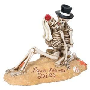  Love Never Dies   Beach Lovers   Cold Cast Resin   4.25 