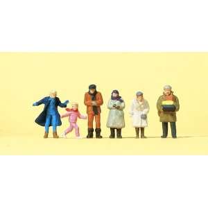  Preiser HO Passers By In Winter Clothing (6) Toys & Games