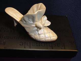 Just the Right Shoe   Venus in Pearls   #25099. Complete with COA. MIB 