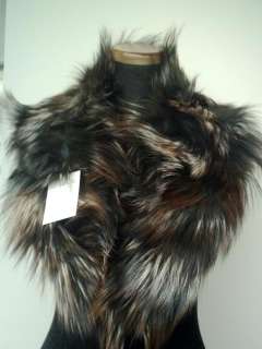 Real fur collar made of fox.Length is about 37 inches (95cm).It closes 