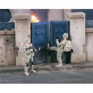    Kicking in Doors Iraq 2 Figures 1 35 Verlinden Toys & Games