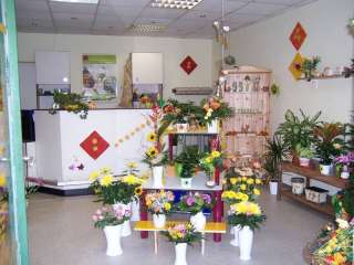 Hochwertige Ladeneinrichtung für Blumen und Geschenkartikel in 