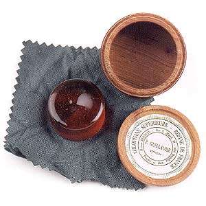 This professional quality rosin, made by master bow maker Guillaume of 