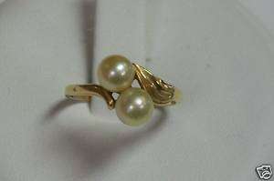 ESTATE 14K yellow gold ring with two pearls  